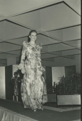 [Modelo em desfile]