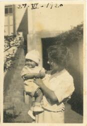 [Retrato de mulher e criança]