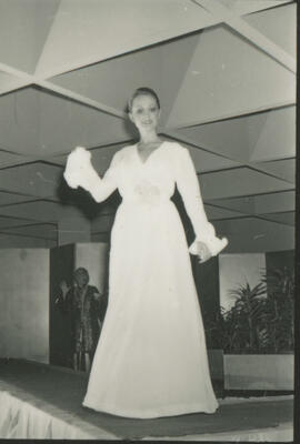[Modelo em desfile]