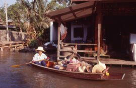 [Mulher em canoa]