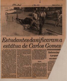 Estudantes danificaram a estátua de Carlos Gomes