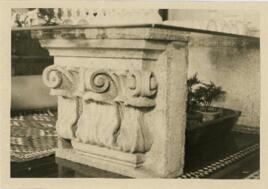 [Pé de Mesa com Ornamento Arquitetônico]