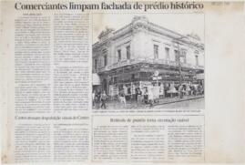 Comerciantes limpam fachada de prédio histórico