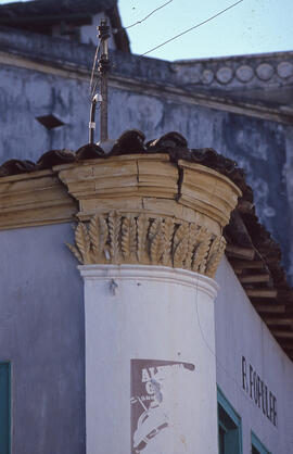 Detalhe, capitel em residência à praça do mercado