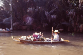 [Mulher em canoa]